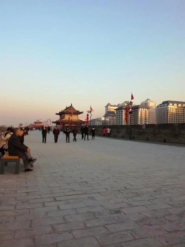 西安古城的历史特色，拥有悠久的历史和浓厚的文化底蕴