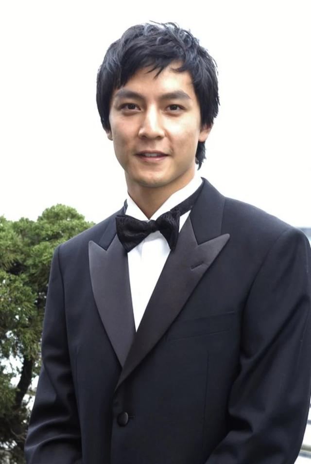 吴彦祖年轻时巅峰帅照，年轻时的吴彦祖到底有多帅（吴彦祖晒与成龙刘德华梁朝伟旧照）