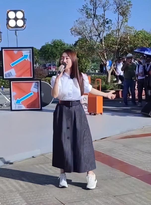 杨钰莹曾经红透半边天的一代天后，从甜歌天后到