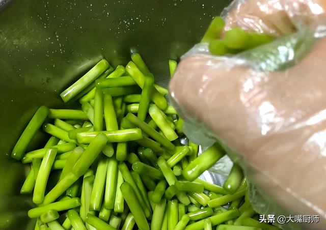 腌蒜薹怎样腌制又脆又好吃，直接加料汁就错了