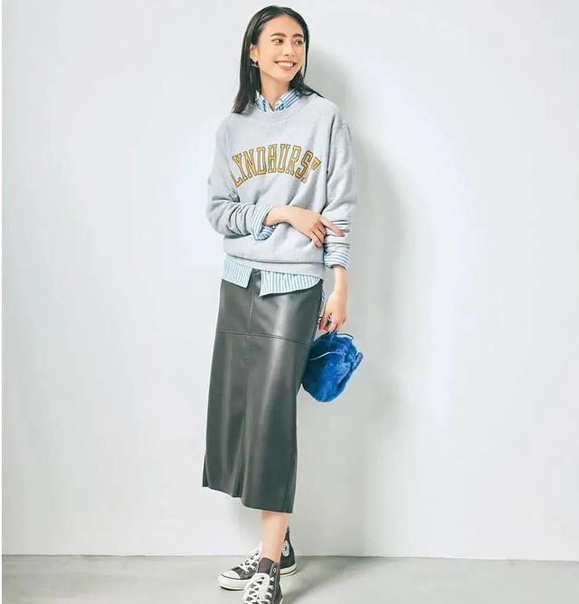 卫衣半裙早秋混搭时髦有女人味，卫衣＋半裙＝时髦又有女人味的早秋穿搭