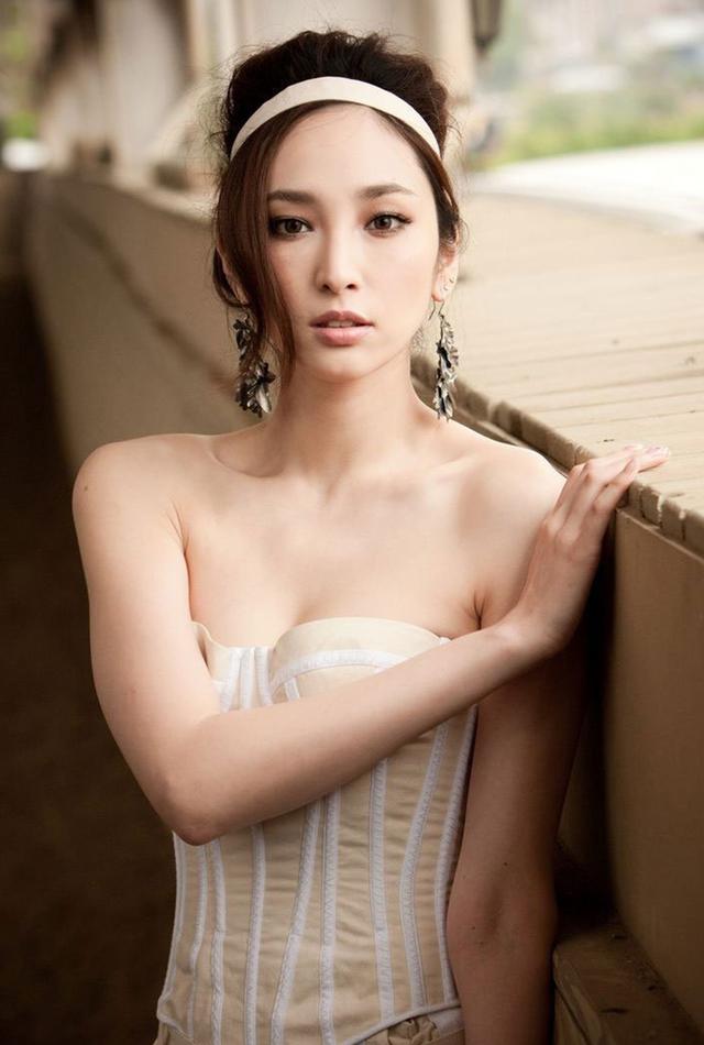 吴佩慈刚出道时的样子，看吴佩慈朋友圈的变更