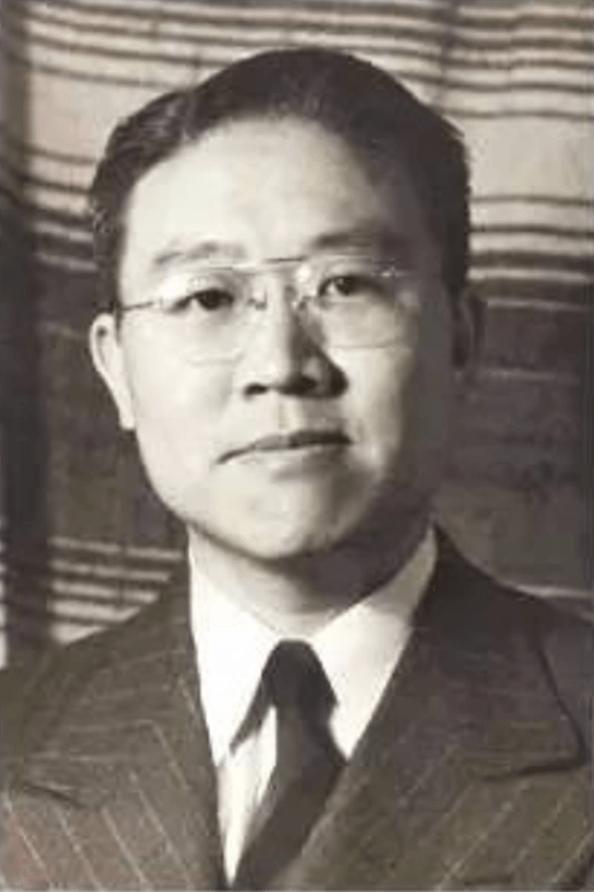 他是袁世凯之孙，袁世凯的后代子孙