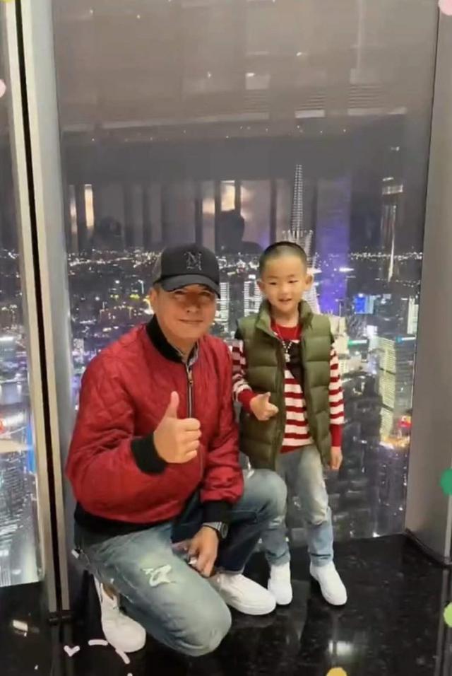 江珊37岁现任丈夫是谁，江珊57岁前夫罕晒全家福