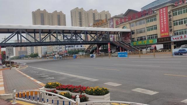 盘锦向海大道与商贸北街交叉路口，盘锦市向海大道