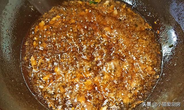 脆皮茄子卷的做法，裹上一层熬好的热汁