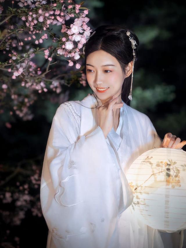 拈一朵微笑的花,拈一朵微笑的花想一番人世繁華(電視劇《倚天屠龍記》插曲) 拈一朵微笑的花,拈一朵微笑的花想一番人世繁華(電視劇《倚天屠龍記》插曲)