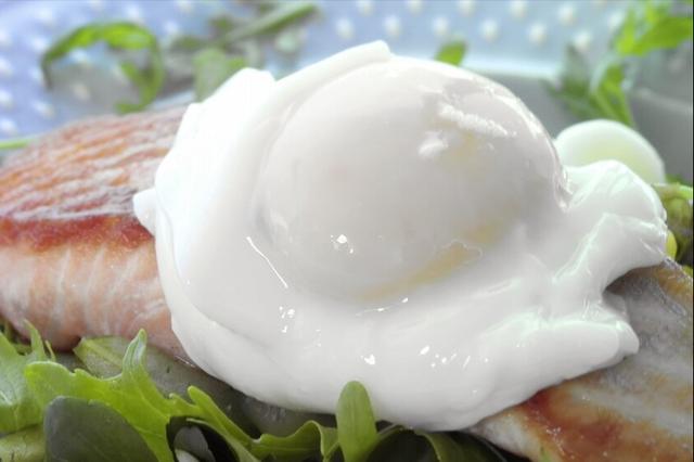 荷包蛋是冷水下锅还是热水下锅，水煮荷包蛋的正确方法及时间