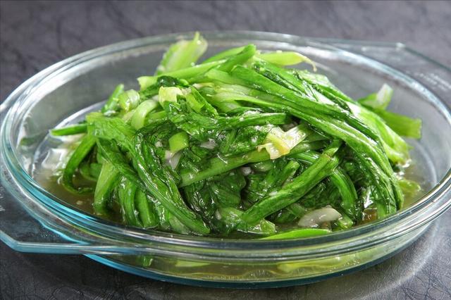 油麦菜怎么炒好吃，油麦菜怎么炒又脆又好吃（直接下锅是大错）