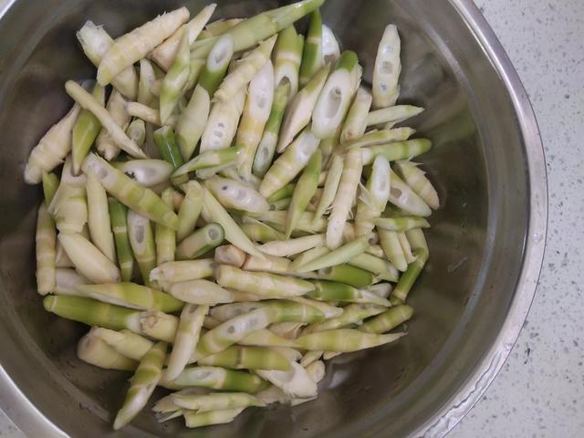 竹笋炒腊肉怎么做好吃窍门，教大家做一道家人都喜欢吃的