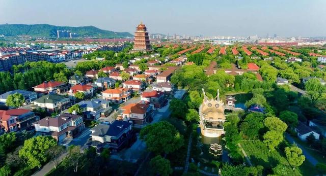 华西村的吴仁宝当年怎么发展起来，曾经的天下第一村为何走下了神坛