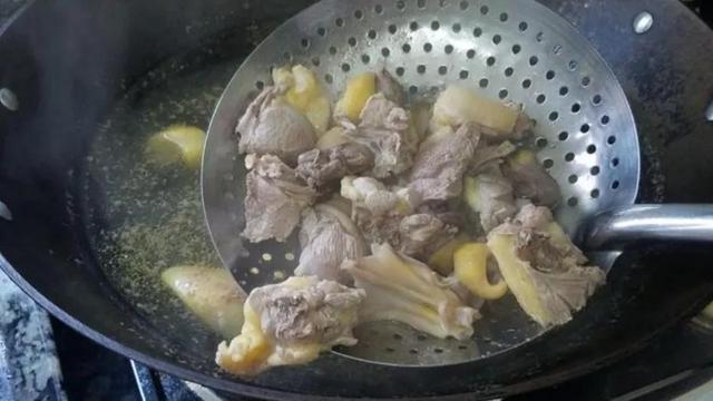 红烧鸭子的做法，家常红烧鸭子最正宗的做法（全家人都爱吃香辣入味）