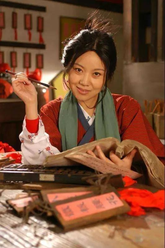 周冬雨多少岁了今年多大，32岁周冬雨被质疑面相变了