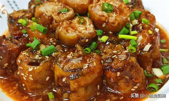 脆皮茄子卷的做法，裹上一层熬好的热汁