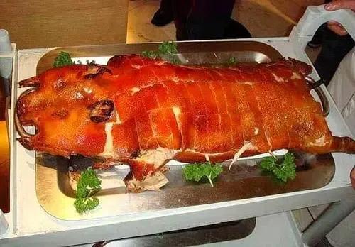 烤乳猪的烹制方法，70退休工人老王卖了20年的烤乳猪