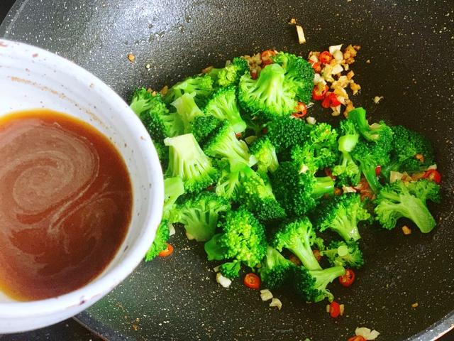 西兰花怎么炒好吃，一般的西兰花怎么炒好吃（有人焯水、有人直接炒）