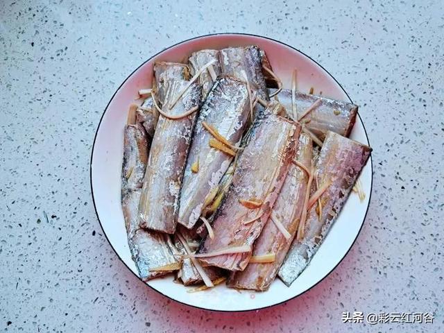 清蒸带鱼的家常做法，如何做清蒸带鱼最好吃（鱼肉软嫩连汤汁都很下饭）