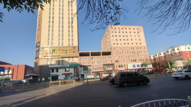 盘锦向海大道与商贸北街交叉路口，盘锦市向海大道