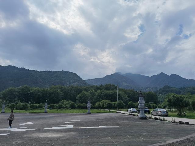 贵州铜仁梵净山，贵州铜仁梵净山风景区攻略（贵州省铜仁市梵净山风景区）