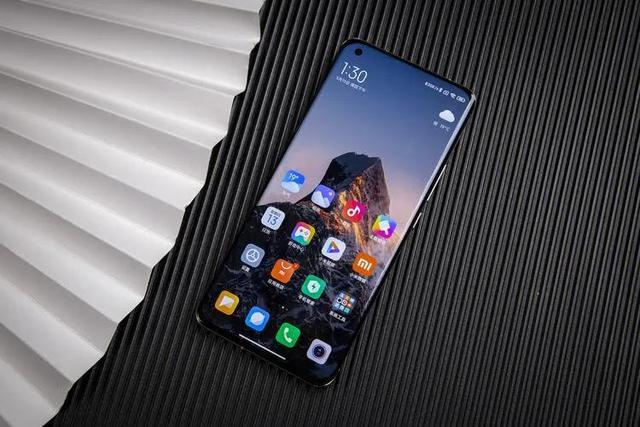 小米11 ultra评测全是负面缺点，3699的小米11Ultra值得买吗