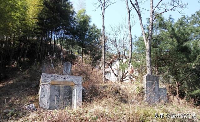 风水学屋前屋后有坟，俗话说“宅前有庙后有坟