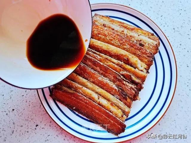 清蒸带鱼的家常做法，如何做清蒸带鱼最好吃（鱼肉软嫩连汤汁都很下饭）