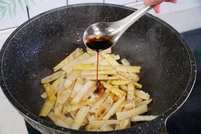 正宗油焖春笋的做法，春天做油焖春笋