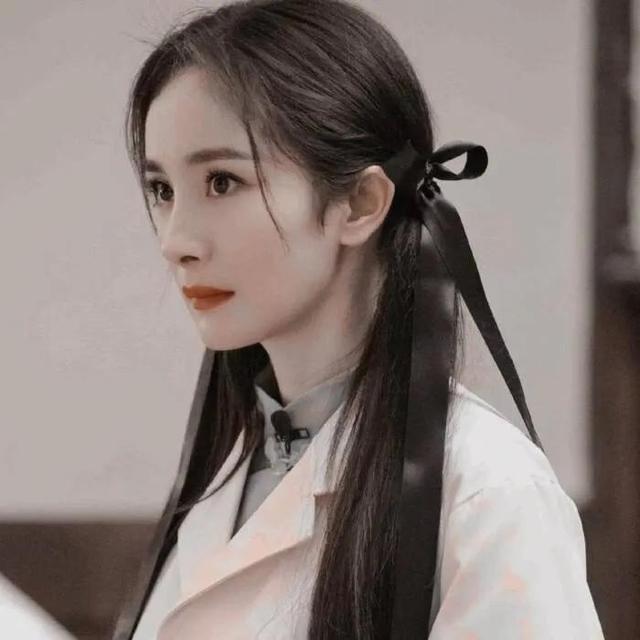 杨幂父亲是做什么的，年过50爱秀肌肉