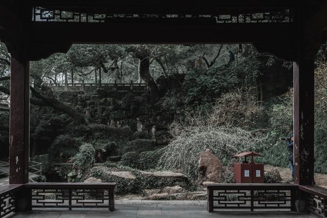 西湖和玄武湖的人文景观比较，孤山不孤西湖的心脏