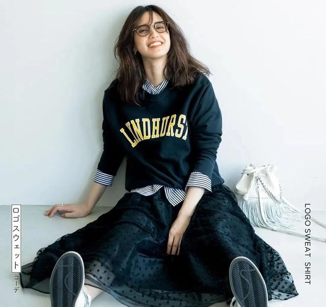 卫衣半裙早秋混搭时髦有女人味，卫衣＋半裙＝时髦又有女人味的早秋穿搭