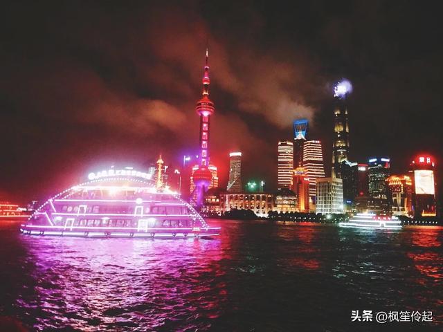 十一上海外滩游，民众欣赏上海黄浦江两岸夜景