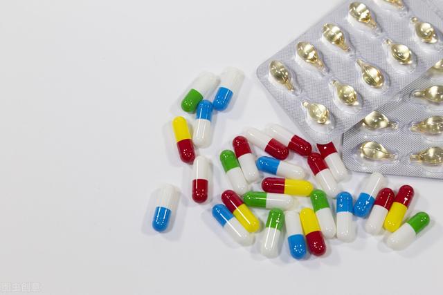 皮肤瘙痒起红斑是何原因如何治疗，皮肤出现红斑皮疹