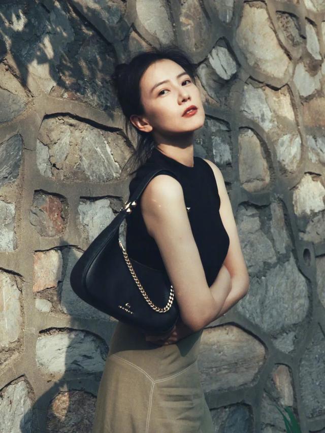 高圆圆跟谁谈过恋爱，43岁高圆圆当街热吻被拍