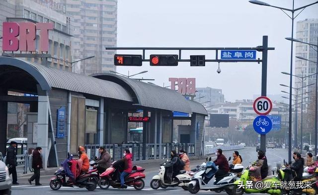 怎样知道路边红绿灯是否闯红灯，红灯车开到中间停下算不算闯红灯