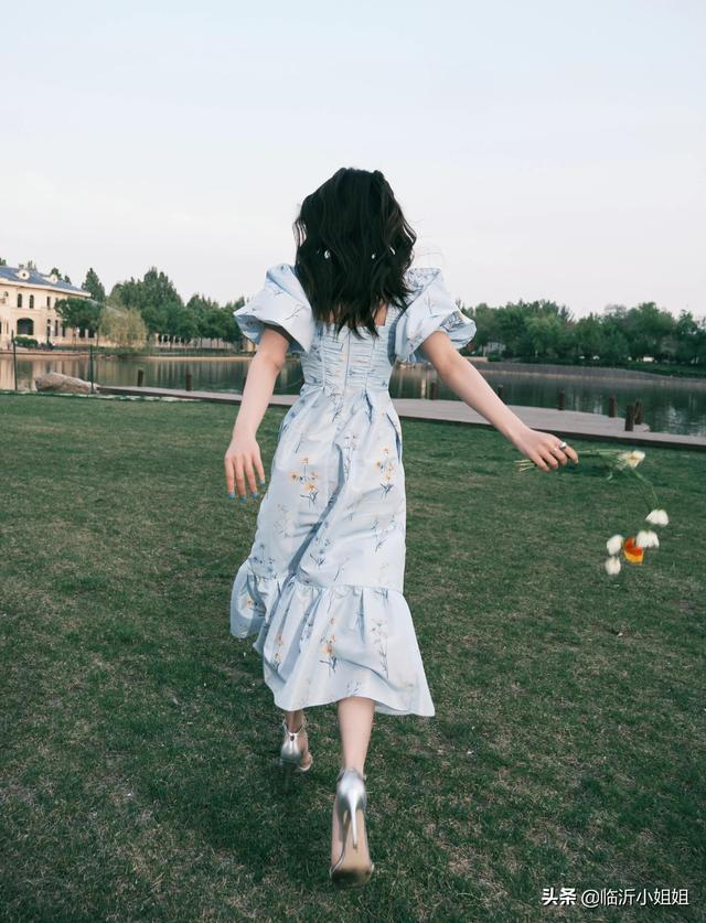 张雪迎惊艳造型，阳光俏丽的唯美