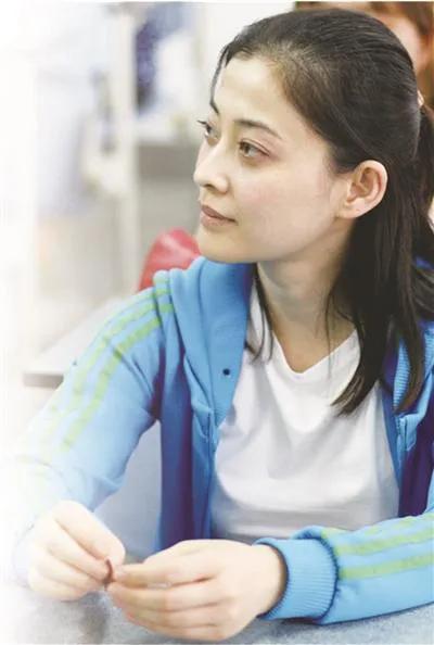 44岁的梅婷现状，44岁梅婷不惧年龄秀香肩