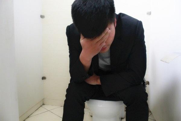 男性睾酮低的症状，男性身体瘦弱精神不振（男性睾酮水平低身体有何症状）