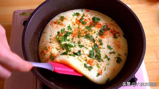 鸡蛋饼怎么煎又嫩又好吃，教你煎出软蓬蓬的鸡蛋饼