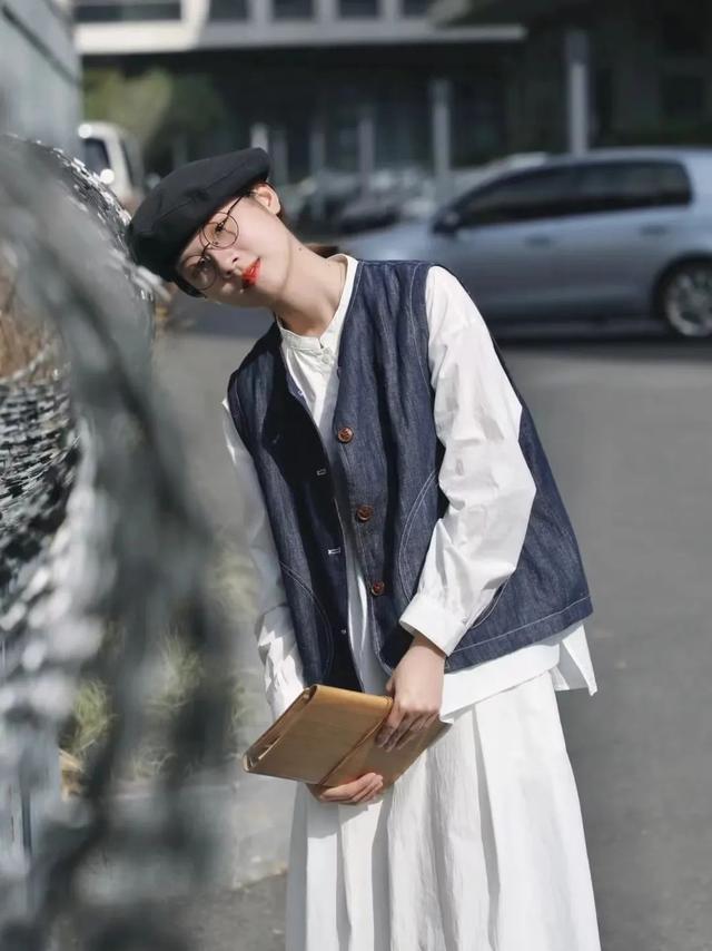 34岁杨幂近照显疲态，次次艳压00后小花