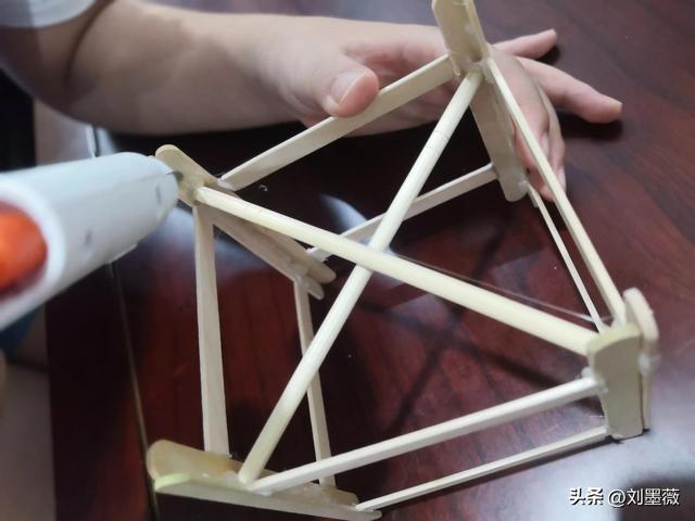 小朋友用气球做一个灯笼，小朋友做了一个氛围感满满的礼物