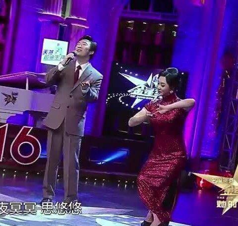 现在小哥费玉清过得怎么样，64岁的费玉清退出神坛