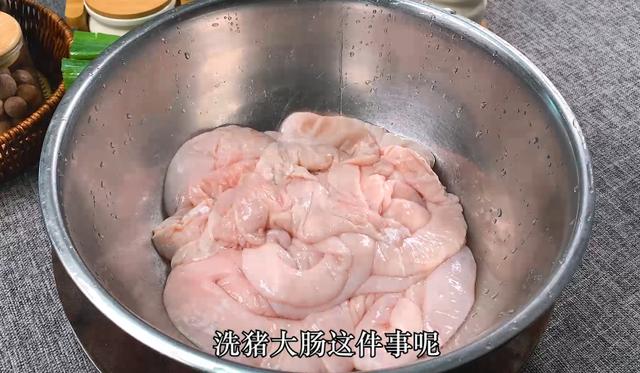 酸菜肥肠的做法，酸菜焖肥肠做法