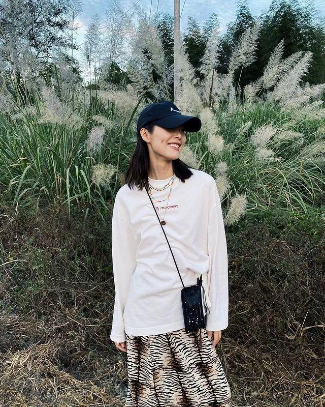 卫衣半裙早秋混搭时髦有女人味，卫衣＋半裙＝时髦又有女人味的早秋穿搭