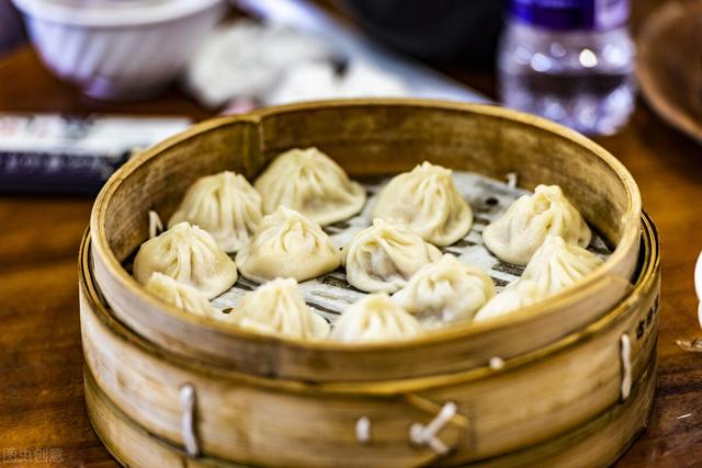 上海最受欢迎的美食，酒酿糟鸡、羌饼、爆鱼……吃着吃着爷叔“金句”频出