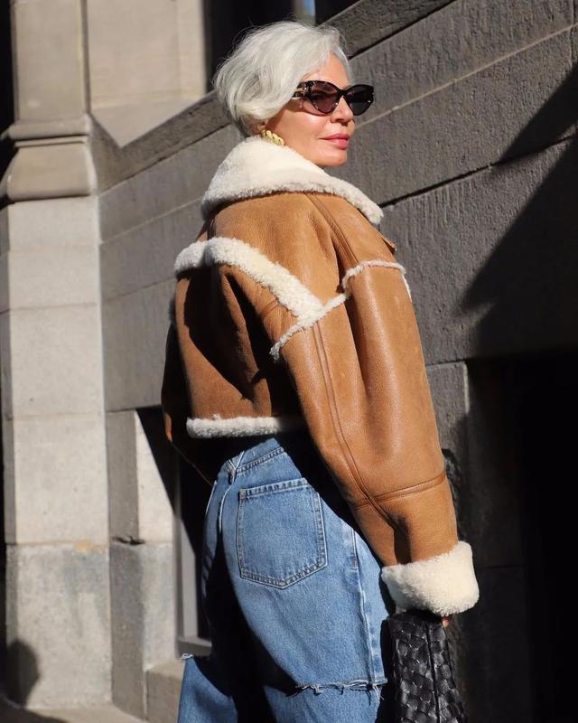 时髦又保暖的羊羔毛外套，没想到今年流行的