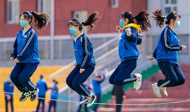 新手怎么练习跑步姿势，体育老师秘籍之