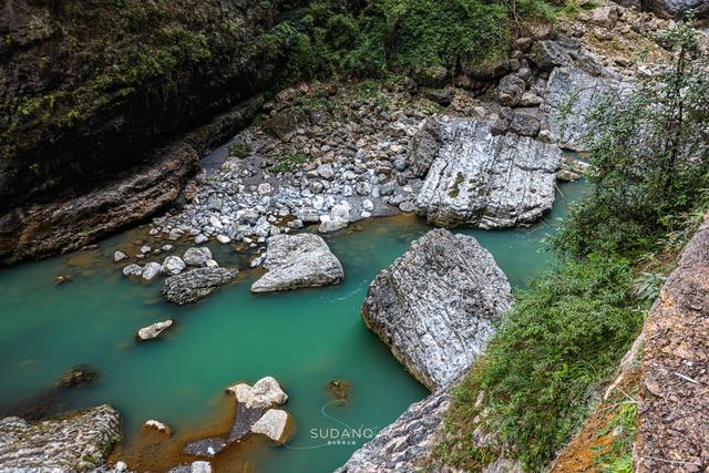 天山神秘大峡谷地貌特征，北纬30度上的大峡谷