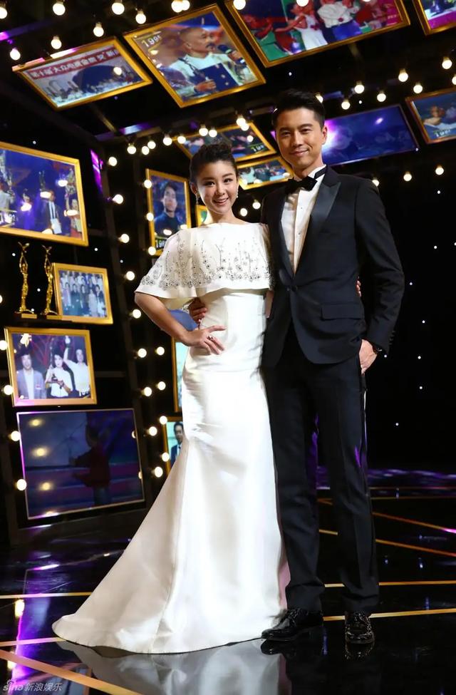 王雷李小萌婚纱照，李小萌和老公婚纱照