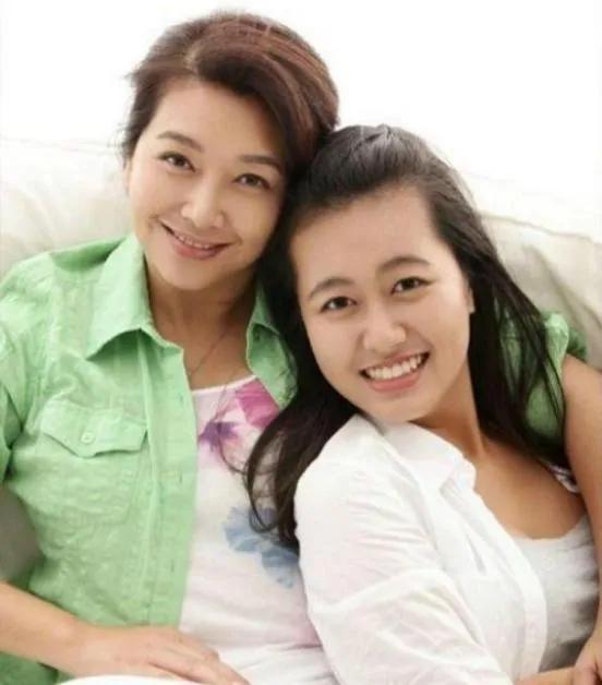 能娶到江珊全靠她女儿支持，演员江珊田小洁近况