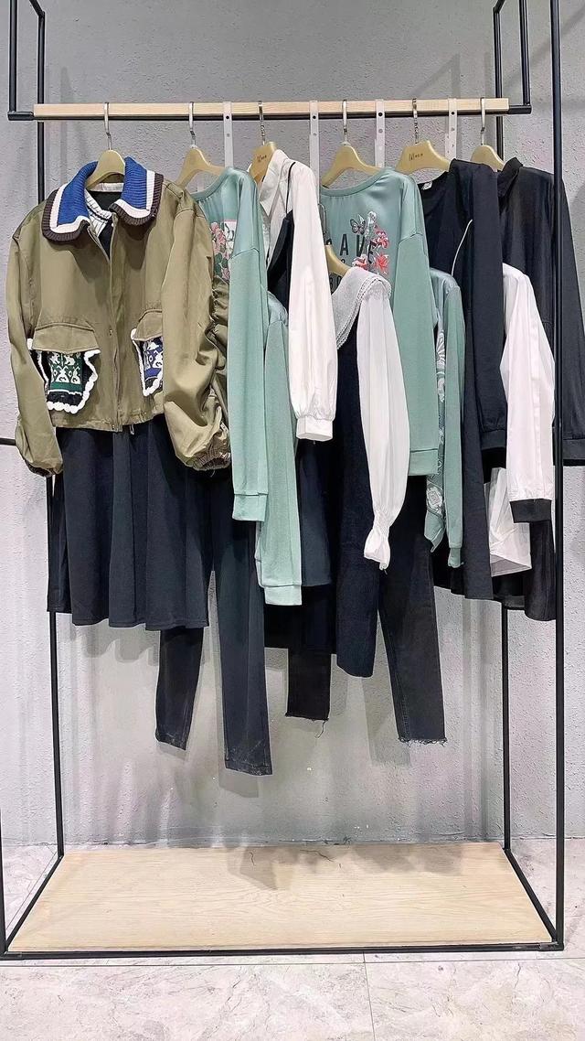 衣香丽影连衣裙，衣香丽影2022春款衬衫裙（女装品牌风衣外套桑蚕丝连衣裙上衣裤裙穿搭）
